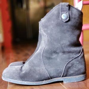 **SOLD**EMU sheep lined Boots sz 4